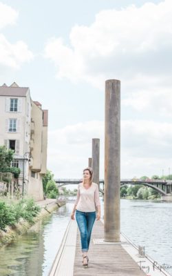 Photo d'une belle femme qui marche lel ong du canal de l'Ourcq Photo d'une belle femme qui marche lel ong du canal de l'Ourcq