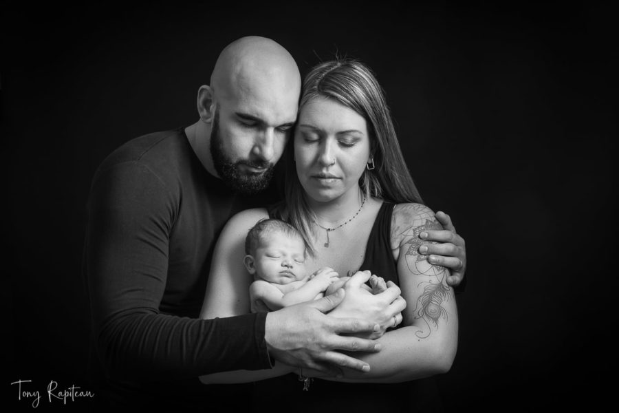 Magnifique photo de naissance avec les parents Magnifique photo de naissance avec les parents