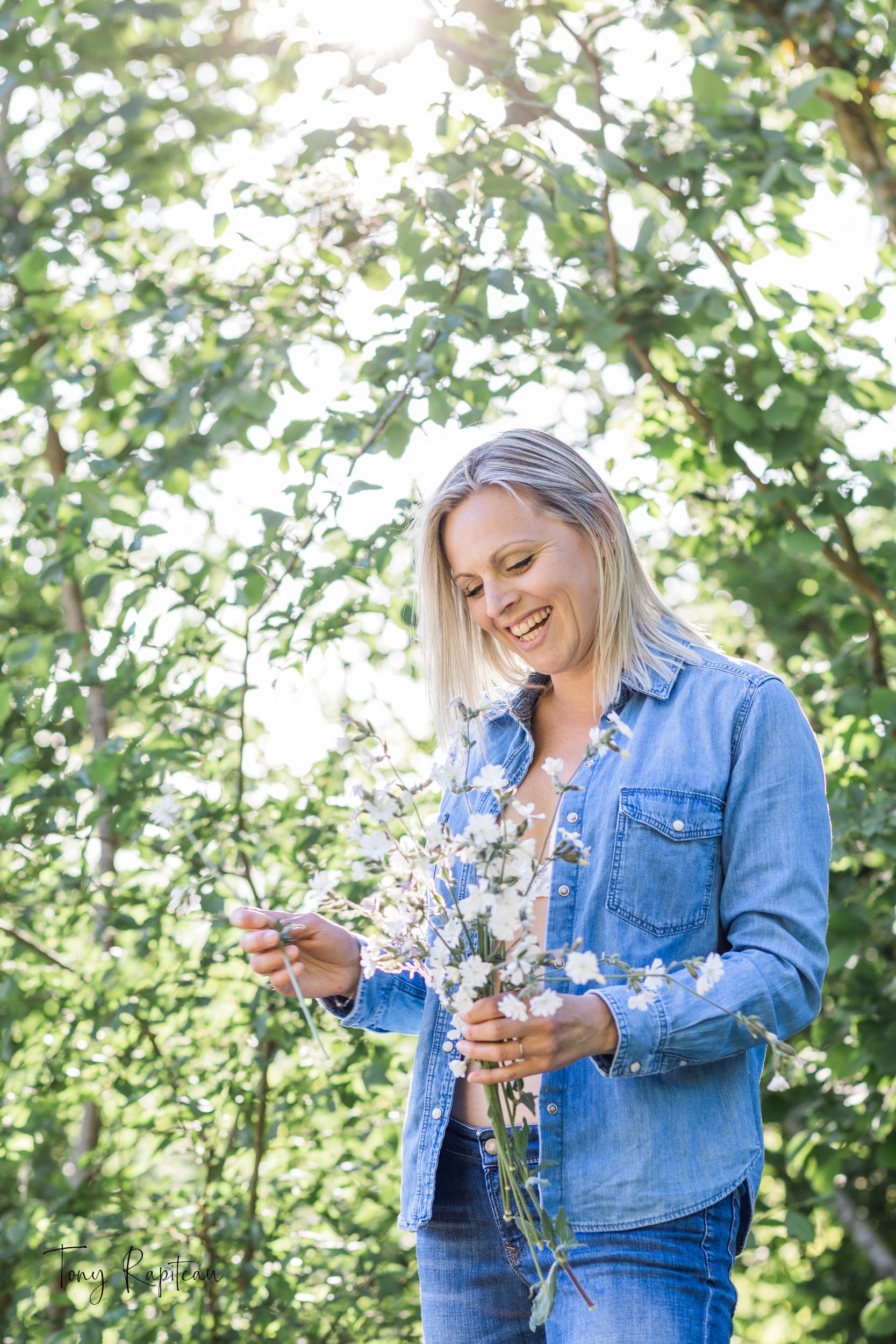 Femme avec le sourire et un bouquet de fleur pendant une séance photo en Seine et Marne