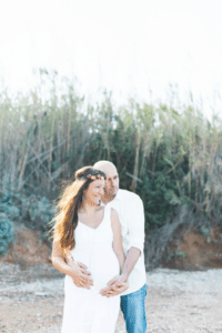 Couple heureux posant pour une séance photo de maternité en Seine-et-Marne.