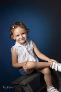 Une petite fille au Studio Tony Rapiteau en Seine et Marne durant une séance photo de famille