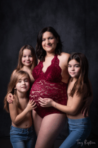 Une belle femme enceinte et ses filles au Studio Tony Rapiteau en Seine et Marne