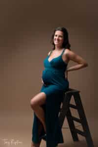 Femme enceinte durant une séance photo au Studio Tony Rapiteau