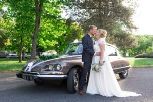 Photo de coup de mariage devant une voiture en Seine et Marne