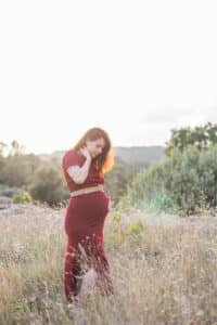 Une future maman et son enfant durant une séance photo avec le photographe Studio Tony Rapiteau proche d'Avignon