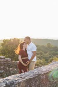 Un couple de futurs parents en pleine séance photo au couché du soleil à Avignon