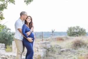 Un couple heureux dans l'attente de l'arrivée de leur futur enfant
