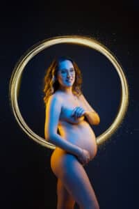 Laissez vous porter par la créativité durant la séance photo de grossesse haut de gamme en seine et marne au studio tony rapiteau