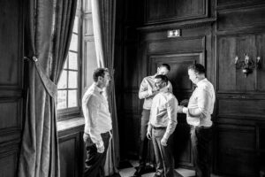 Le mariés et ses témoins lors des préparatifs du marié